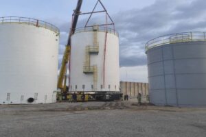 Azur Industries - transport et pose des 3 bacs de pour KEMONE - Fos sur mer-01