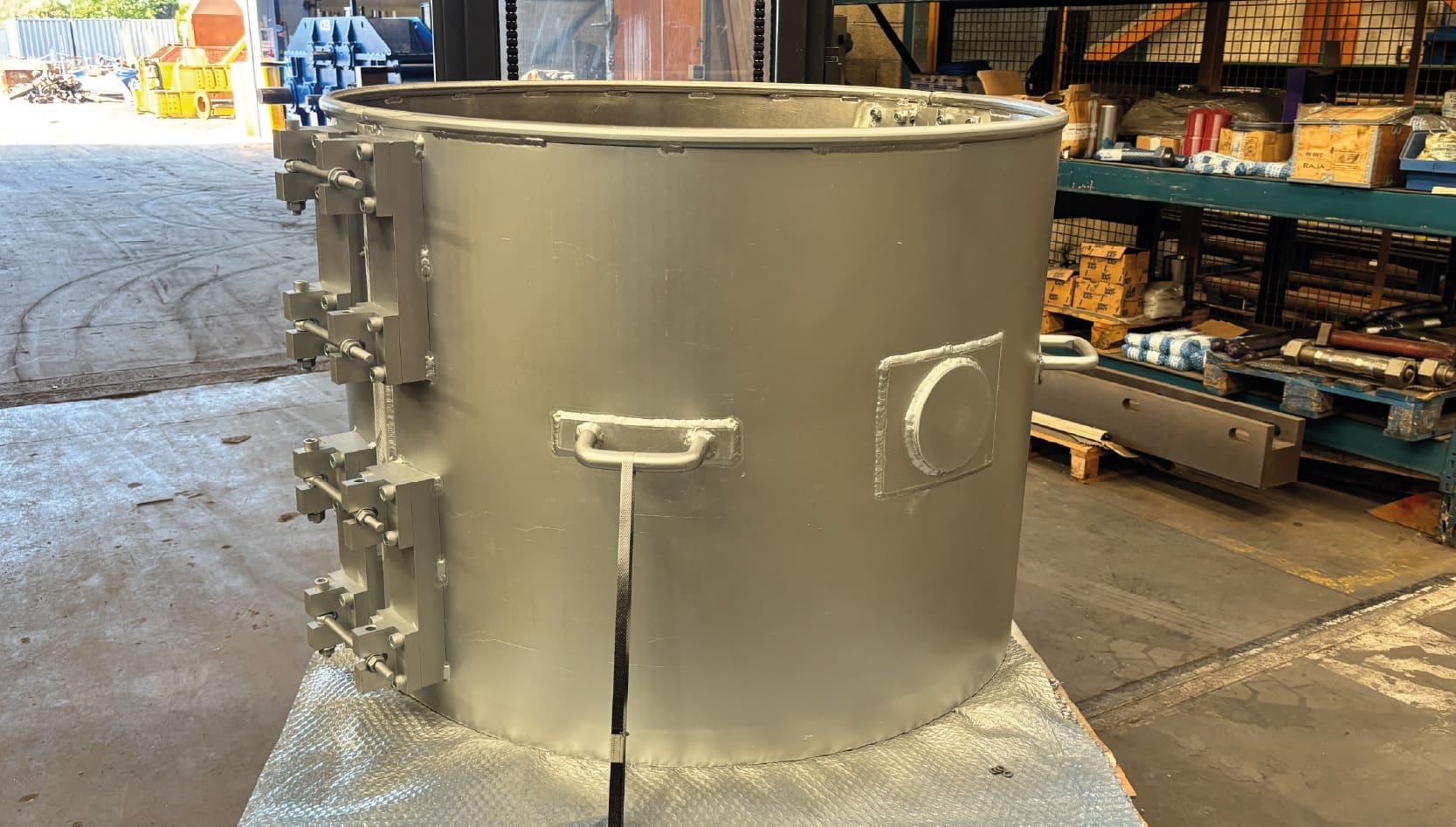 Usinage Azur Industries - Boite à graisse en aluminium pour cardan allonge verticale - Arcelormital